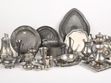 beaucoup d'objets en argent posés sur une table