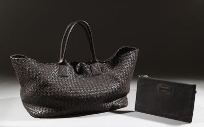 une photo montrant un sac à main et un portefeuille posés sur une table