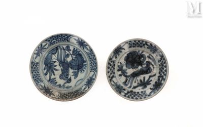 deux assiettes bleues et blanches ornées d'oiseaux et de fleurs