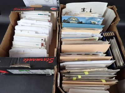 2 grosses caisses de marché avec 1 lot de lettres polaires c…