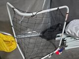 un but de foot avec un filet, installé dans un coin de la pièce
