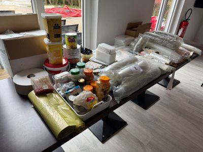 Ensemble d'emballages dont pots en carton, barquettes en pla…