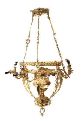 l'image d'un lustre suspendu au plafond