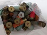 un sac rempli de cartouches de fusil posé sur une table