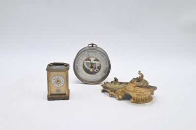 deux horloges et une horloge posées sur une surface blanche