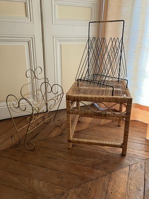 Ensemble comprenant : - Porte revue en métal doré à décor d'…