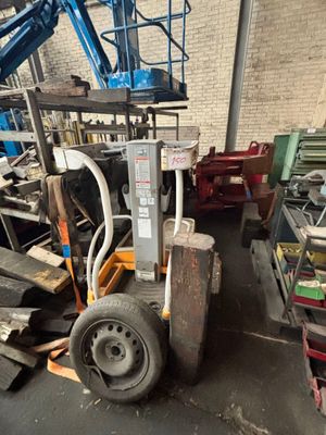 une photo d'un chariot élévateur dans un entrepôt rempli de bric-à-brac