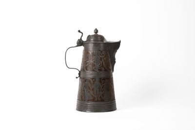 une vieille cafetière en métal avec une poignée, sur fond blanc