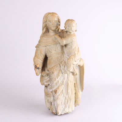 l'image d'une statue représentant une femme tenant un enfant dans ses bras