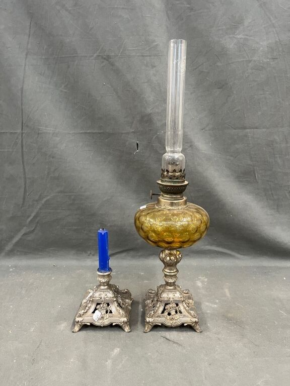 Paire de bougeoirs en métal à décor de paniers fleuris et de…