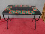 une table noire sur laquelle se trouve un carreau rouge et vert