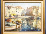 une peinture à l'huile représentant des bateaux dans un port avec des bâtiments à l'arrière-plan