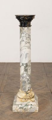 Grande colonne de présentation en marbre brêche et marbre po…