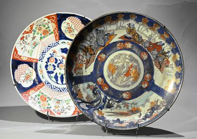 deux assiettes avec des motifs différents