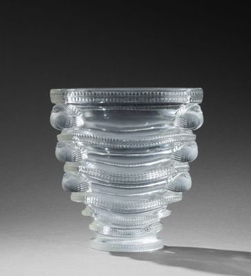 un vase en verre orné d'un motif en spirale