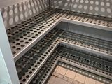 une étagère métallique dans le coin d'une pièce