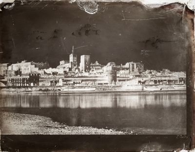 photo d'une photo en noir et blanc représentant une ville au bord de l'eau