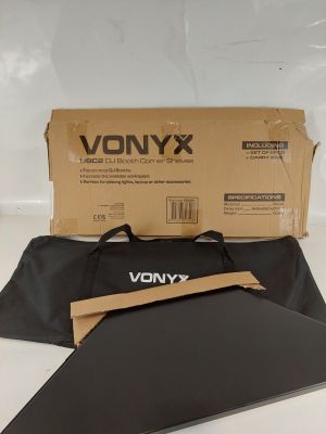 un gros plan d'un ordinateur portable posé sur une table