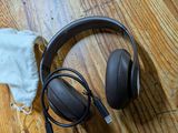 un casque posé sur un parquet