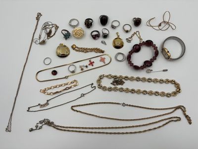 Lot de bijoux fantaisie en métal, strass, résine verre, comp…