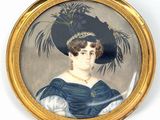 portrait d'une dame vêtue d'une robe bleue et coiffée d'un chapeau orné d'une plume