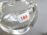 un gros plan sur un verre d'eau sur lequel est accrochée une étiquette