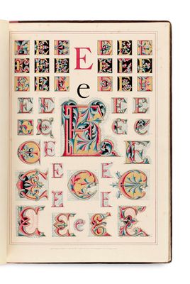 un livre ouvert sur lequel sont dessinées des lettres et des chiffres