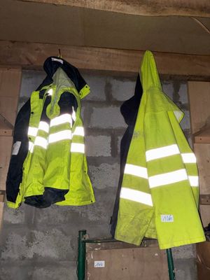 deux vestes accrochées au mur d'une pièce