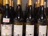 Des bouteilles de vin sont alignées sur une étagère dans une cave à vin