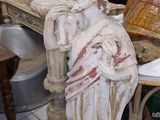 une statue posée sur une table dans une pièce
