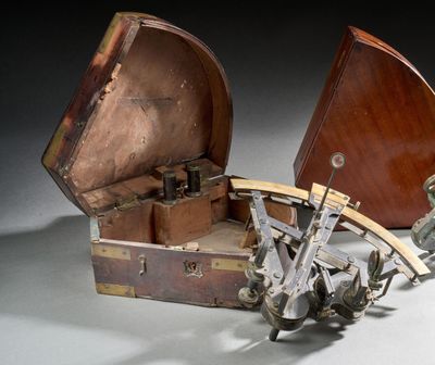 une petite boîte en bois contenant un objet en métal
