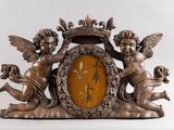une horloge en bronze ornée d'anges sur fond blanc