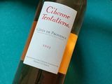 une bouteille de vin et un cigare posés sur une table de billard