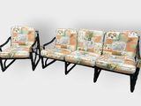une paire de chaises de style milieu du siècle avec des coussins rembourrés