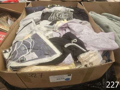 une boîte en carton remplie de vêtements et d'autres articles