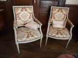 deux chaises placées l'une à côté de l'autre dans une pièce