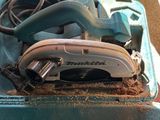 une photo d'une boîte à outils contenant une scie filaire et d'autres outils