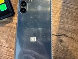 un téléphone branché à un chargeur posé sur une table