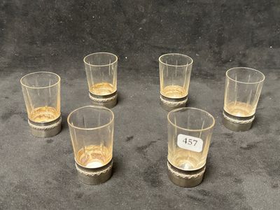 six verres de whisky posés les uns à côté des autres sur une table