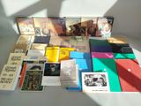 un grand nombre de livres posés sur une table