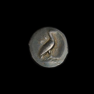 un gros plan d'une pièce de monnaie sur laquelle figure un pélican