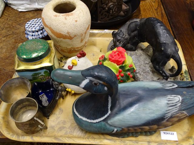 Lot de bibelots : panthère, canard en bois, vase et poule en pier...