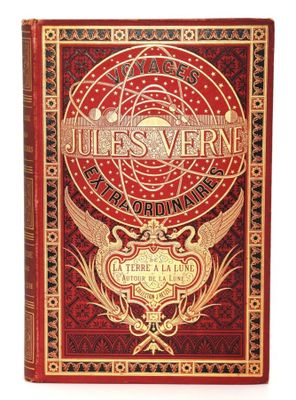 un livre rouge orné d'un emblème doré sur la couverture