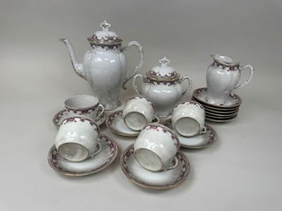 plusieurs tasses et soucoupes et une théière sur la table