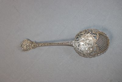 Grande cuillère en argent repercé, décor ciselé d'une scène …