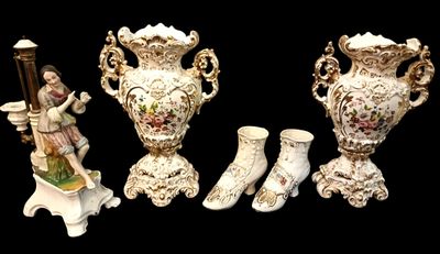 Lot cpt une paire de vases d'autel en porcelaine blanche et …