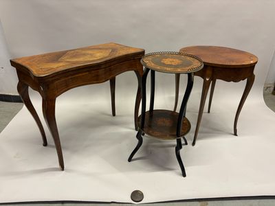 deux tables posées sur une surface blanche, avec un plateau posé dessus