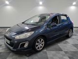 la voiture bleue est garée dans le garage sur un sol en damier
