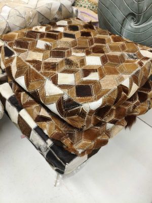 une pile de couvertures posée sur une table à côté d'une chaise