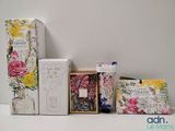 un grand nombre d'objets différents posés sur une table